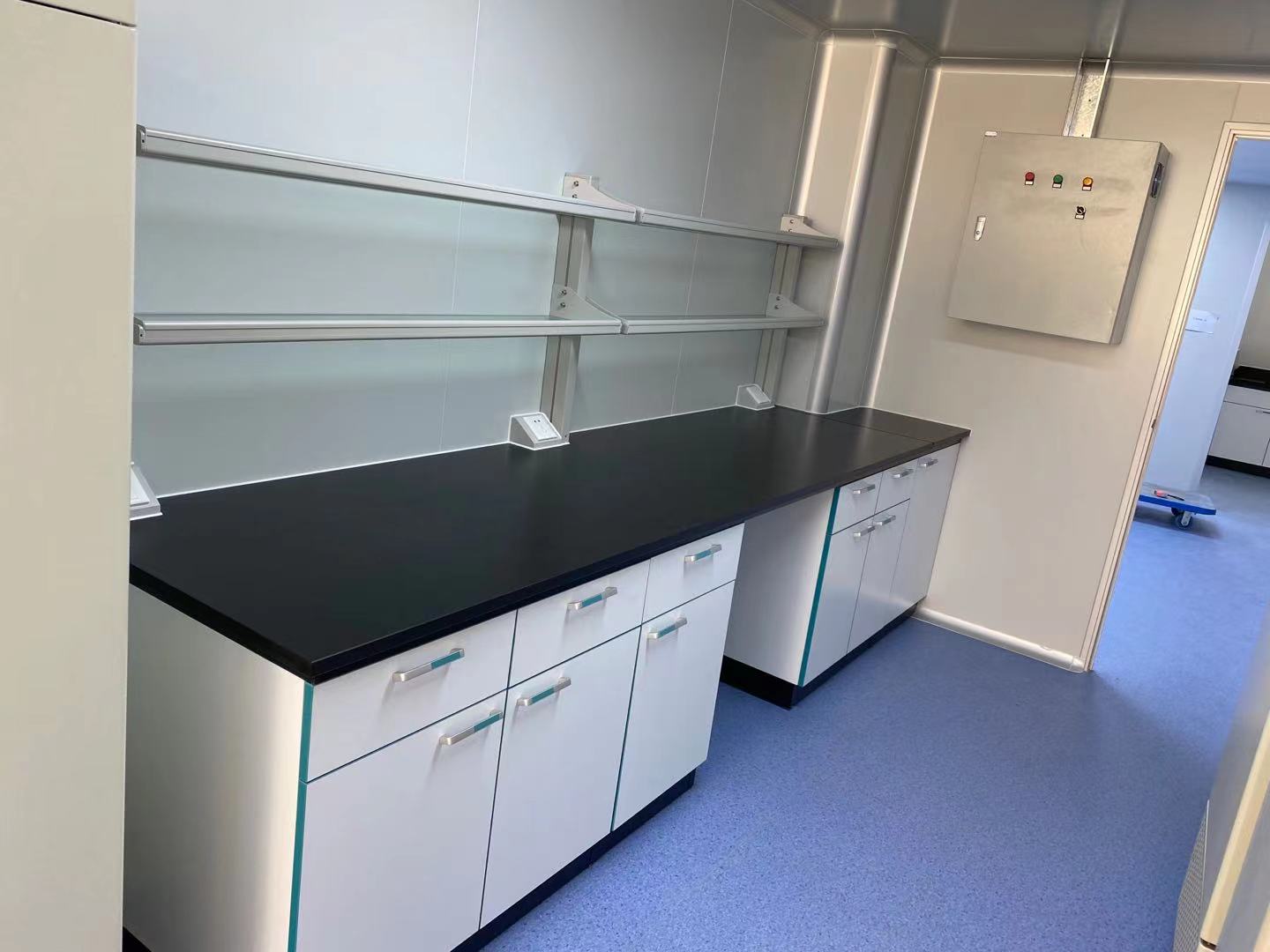 祝賀廣州君鴻凈化承接廣州某化學(xué)有限公司實驗樓水性研發(fā)室改造裝修系統(tǒng)工程安裝服務(wù)。(圖2)