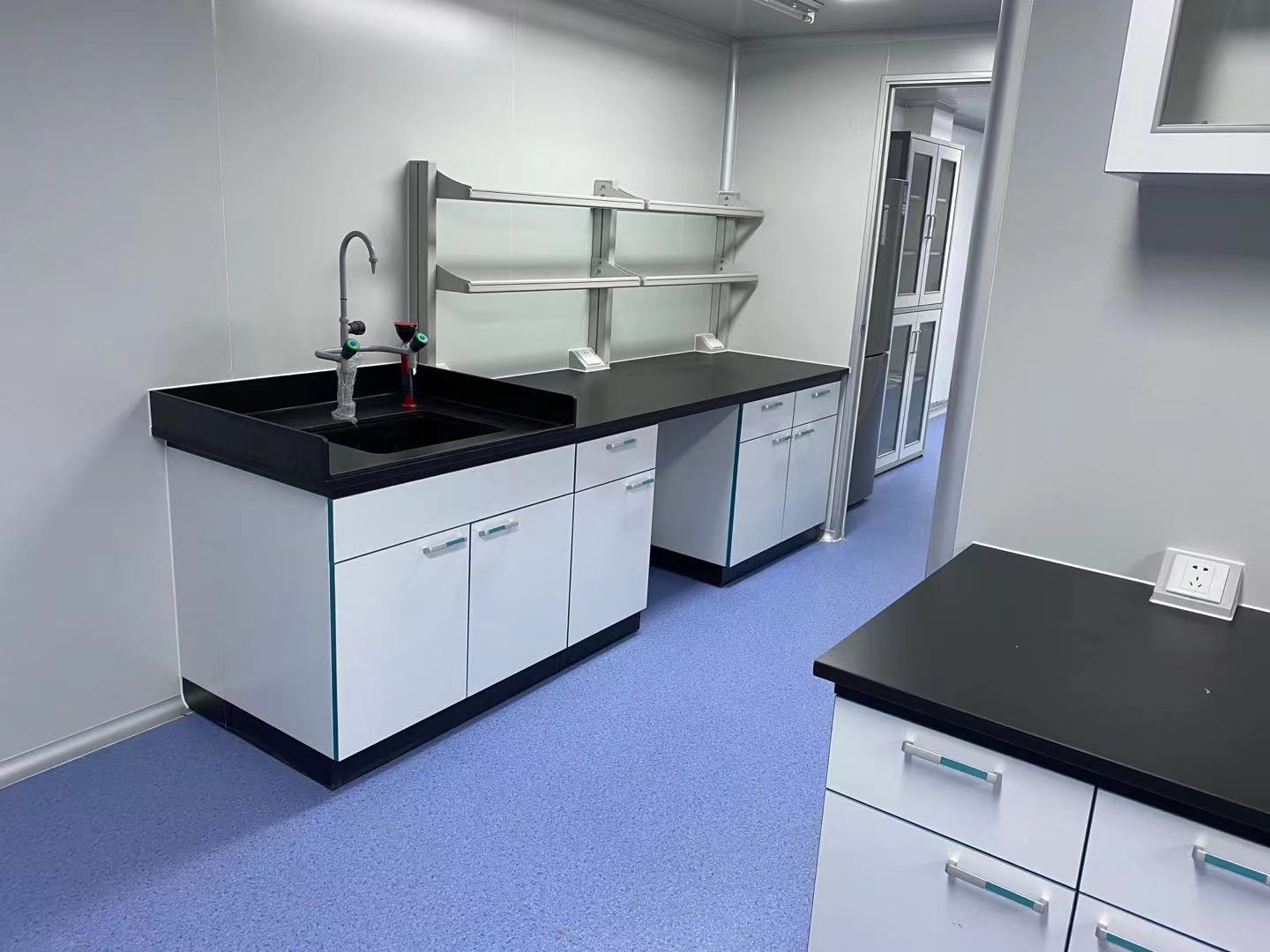 祝賀廣州君鴻凈化承接廣州某化學(xué)有限公司實驗樓水性研發(fā)室改造裝修系統(tǒng)工程安裝服務(wù)。(圖3)