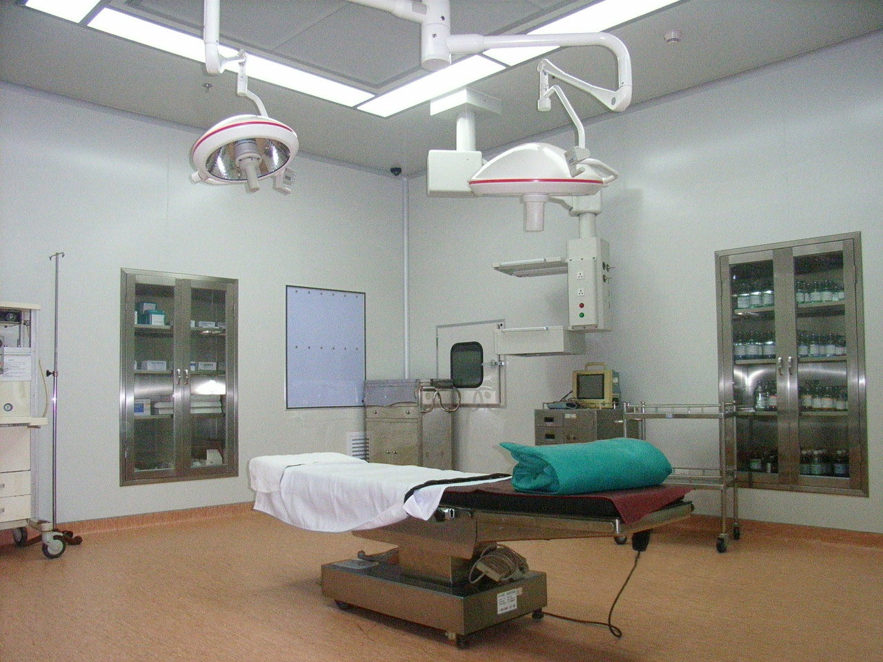 潔凈手術(shù)室工程(圖2) 潔凈手術(shù)室工程(圖2)